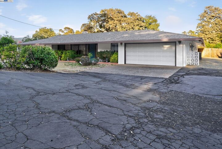 Property Photo: 20521 Upper Hillview Dr CA 95370