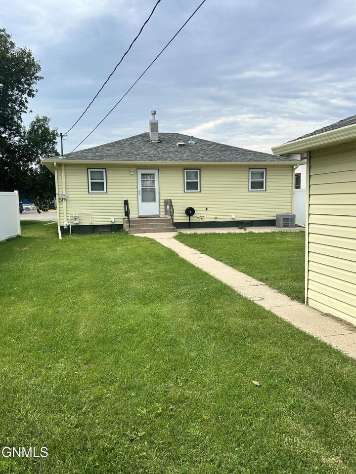 Property Photo: 915 4th Avenue SE ND 58401