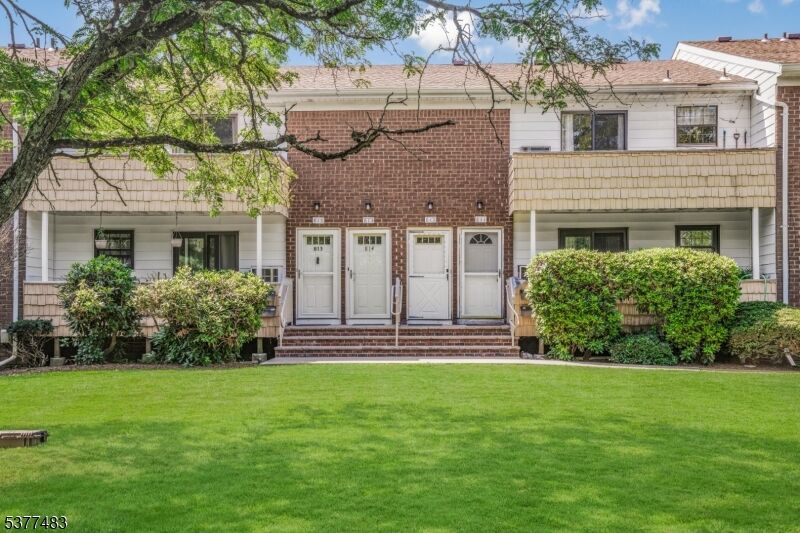Property Photo:  814 Victoria Court  NJ 08844 