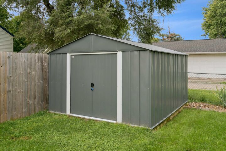 Property Photo:  905 10th Avenue  IA 52349 