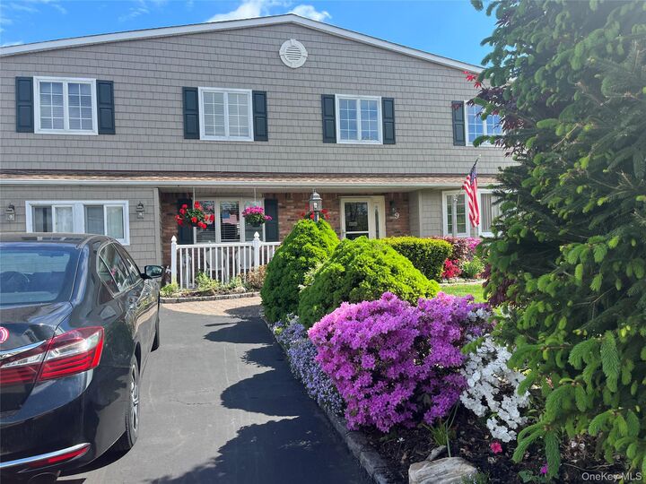Property Photo:  9 Hollings Drive  NY 11729 