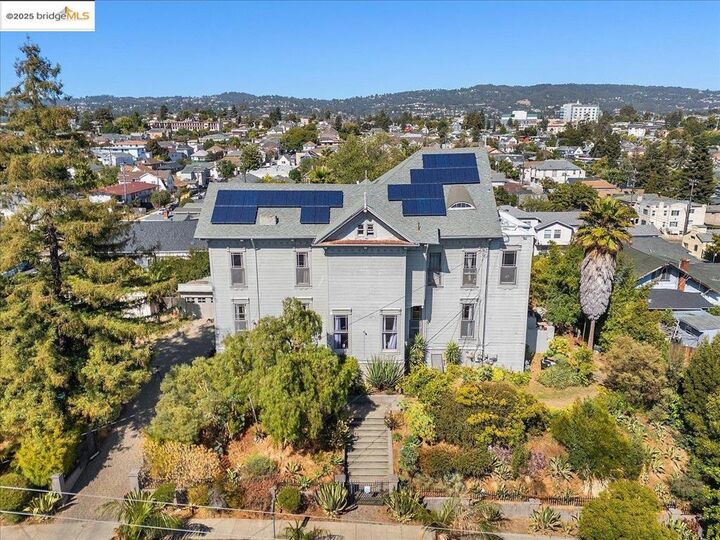 Property Photo: 1218 E 21st St CA 94606