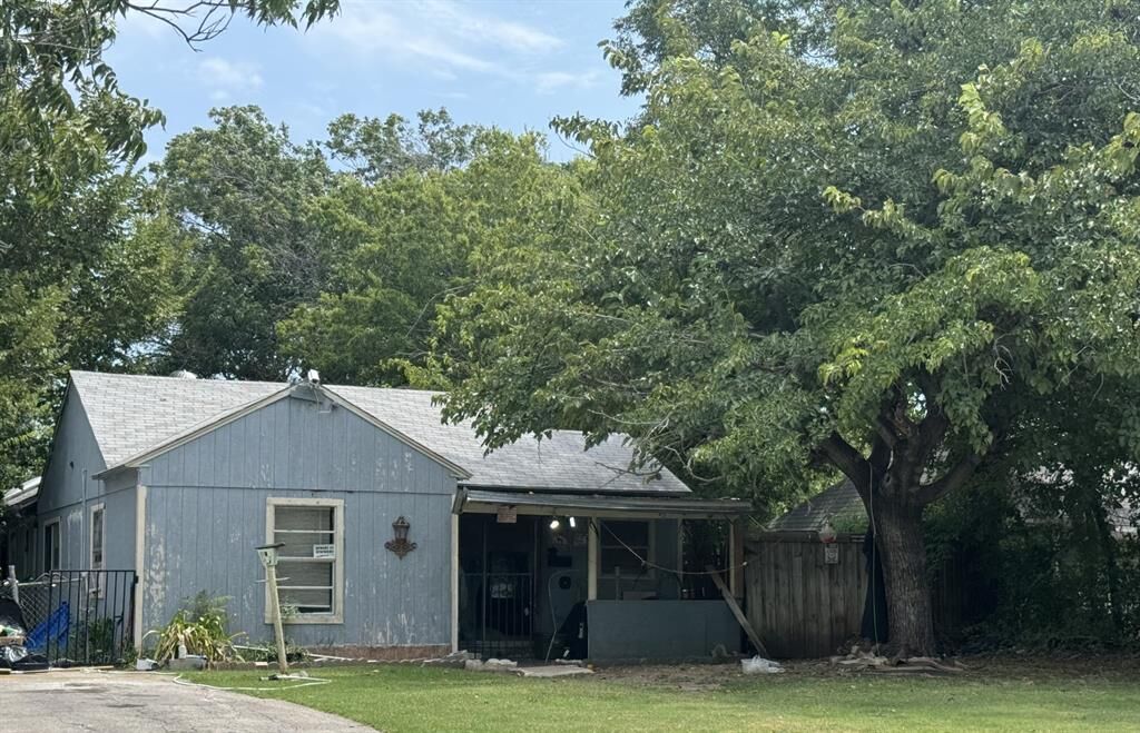 Property Photo: 606 10th Street TX 75051