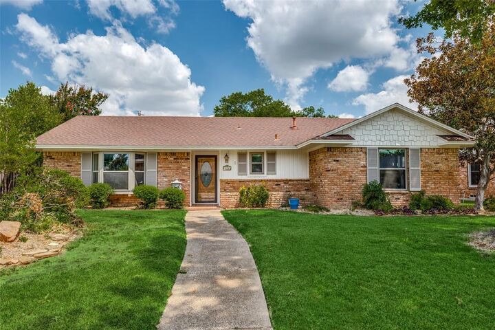 Property Photo: 530 Parkview Lane TX 75080