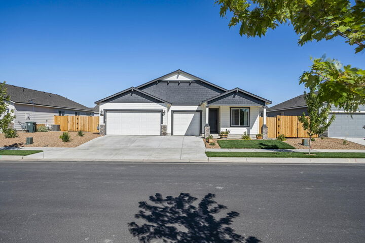 Property Photo:  320 NW Par Avenue  OR 97741 