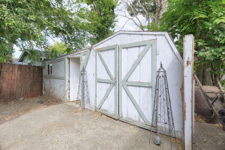 Property Photo: 1202 SW Viola Drive OR 97526