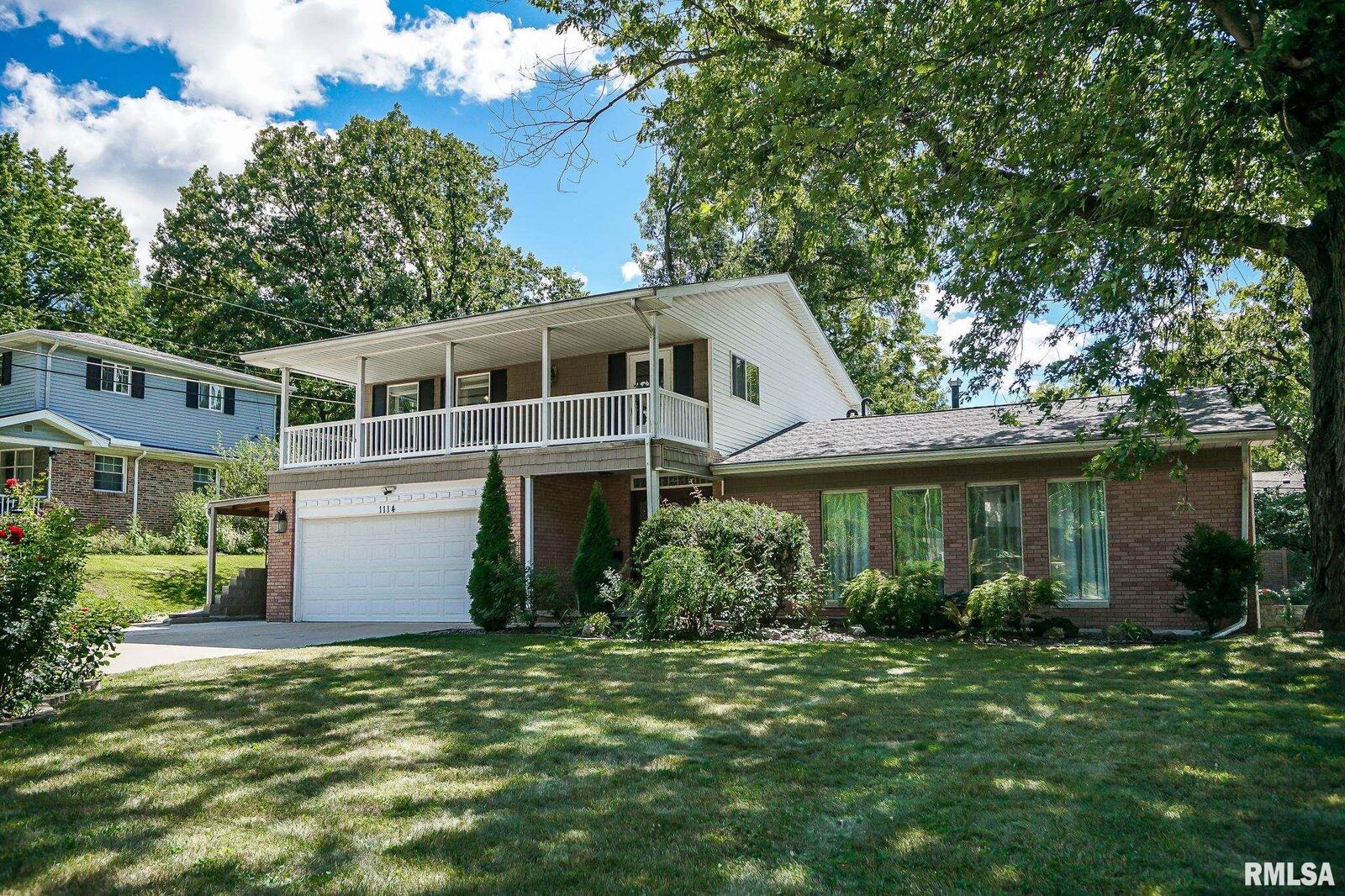 Property Photo:  1114 W Oakglen Drive  IL 61614 