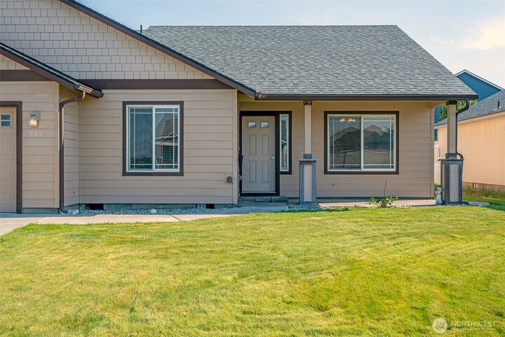 Property Photo:  812  6th Avenue NE  WA 98823 