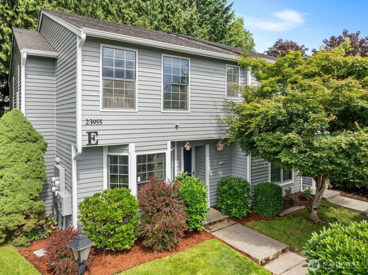 Property Photo:  23955  58th Court S E1  WA 98032 