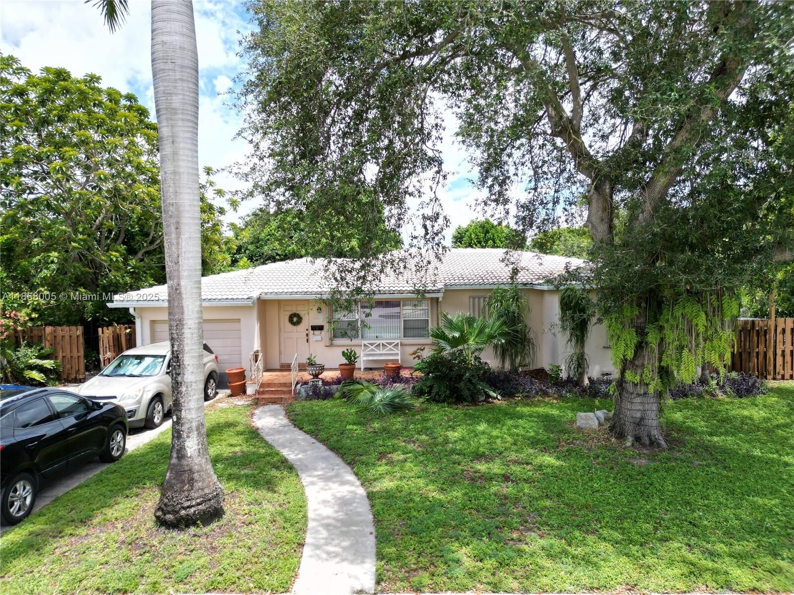 Property Photo:  2527 Fillmore St  FL 33020 
