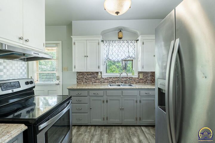 Property Photo:  4411 SW 21st St  KS 66604 