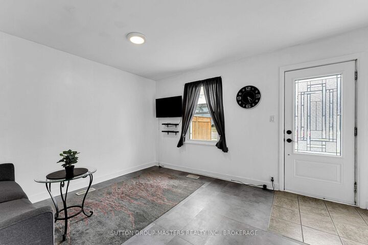 Property Photo: 11 Kingscourt Avenue ON K7K 4N6