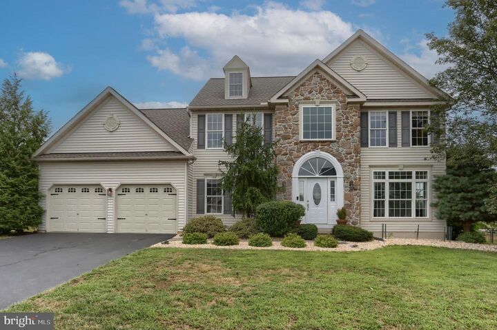 Property Photo:  512 Sweetwater Dr  PA 17078 