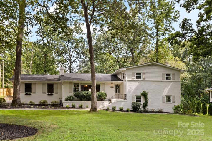 Property Photo: 5611 Robinhood Road NC 28211