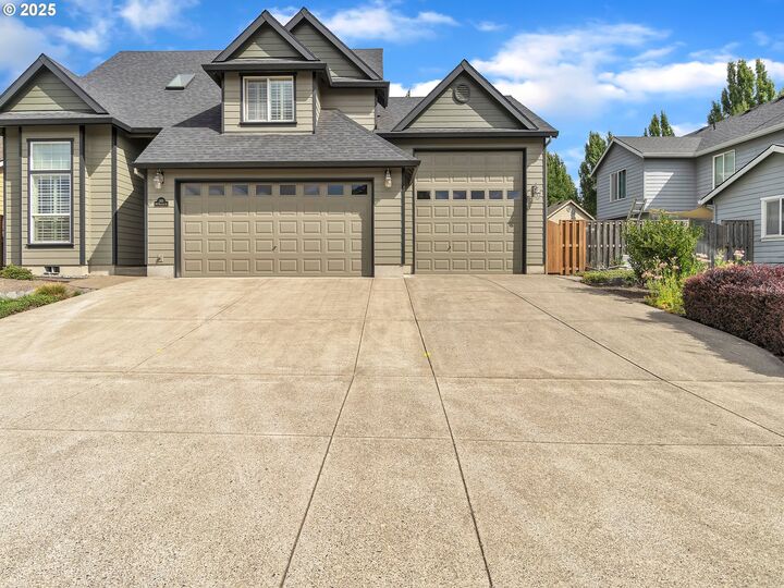 Property Photo: 1931 NW Woodland Dr OR 97128