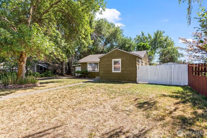 Property Photo: 704 E Hobert Avenue WA 98926