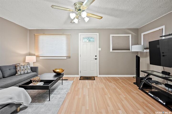 Property Photo:  940 J Avenue N  SK S7L 2L2 