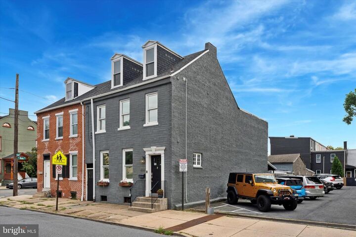 Property Photo:  833 N Queen Street  PA 17603 