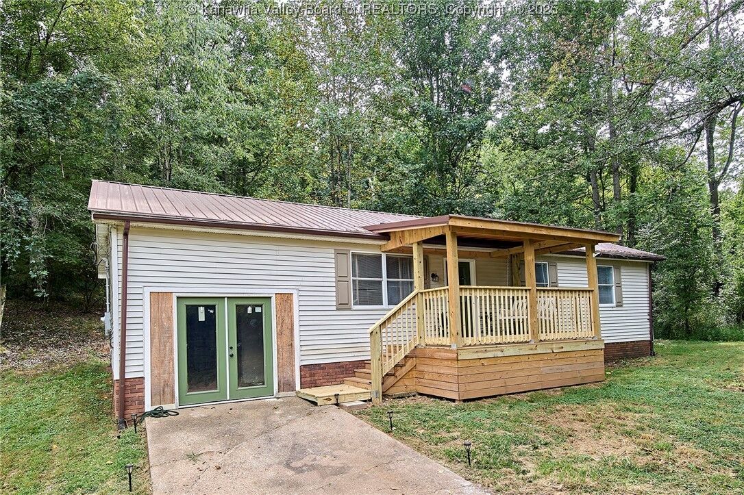 Property Photo: 5018 Elmhaven Circle WV 25313