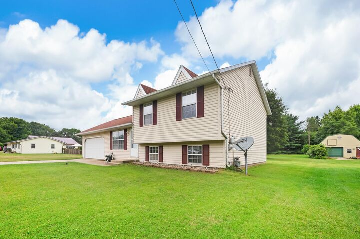 Property Photo:  1411 Apple Lane  MI 49120 