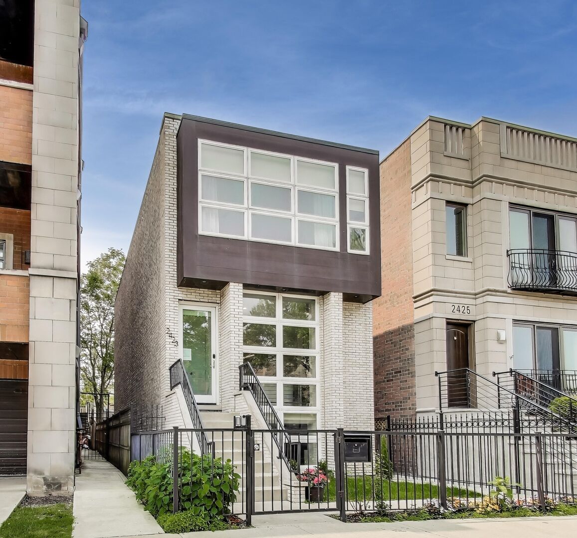 Property Photo:  2423 W Erie Street  IL 60612 