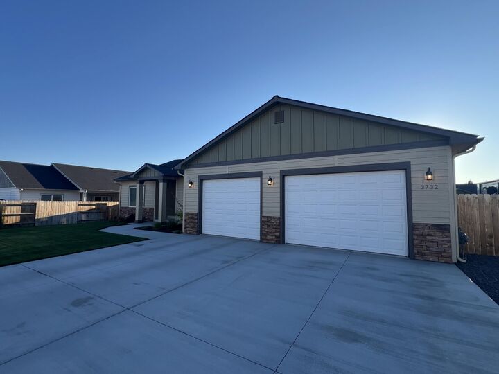 Property Photo: 3732 La Habra Way OR 97603