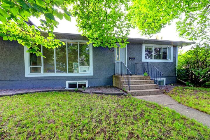 Property Photo:  908 36B Street NW  AB T2N 3B3 