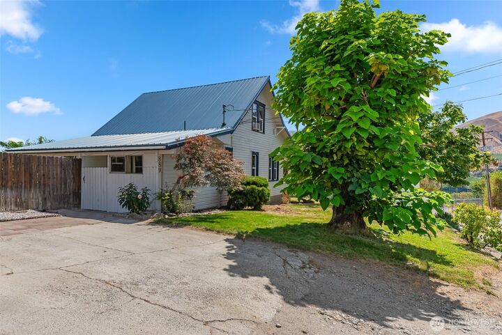 Property Photo: 889 S Kentucky WA 98802