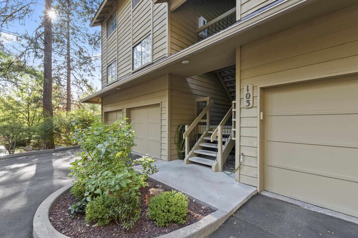 Property Photo:  103 S Neyland Ave Unit #1  WA 99019 