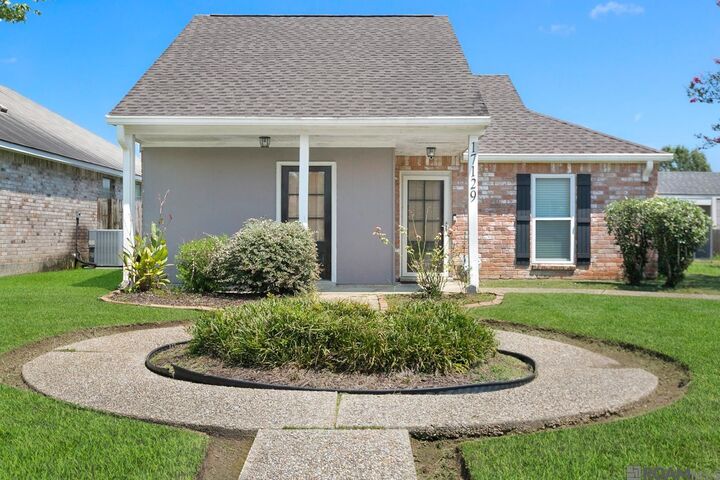 Property Photo: 17129 Lake Park Ave LA 70816