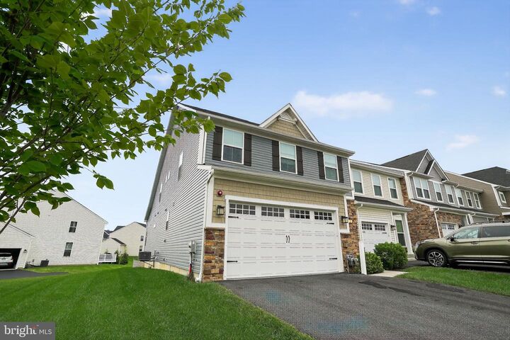 Property Photo: 701 Cascade Way PA 19348