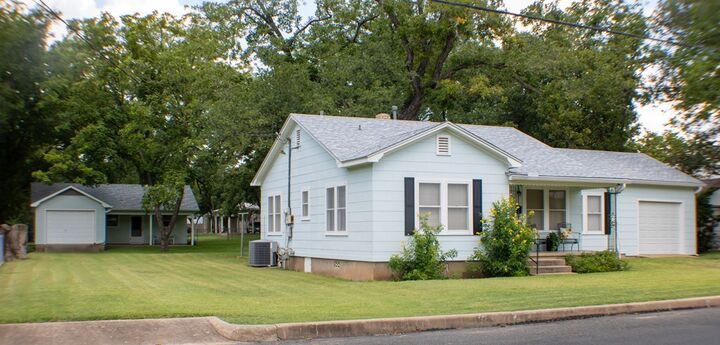 Property Photo:  304 Crockett St  TX 78624 