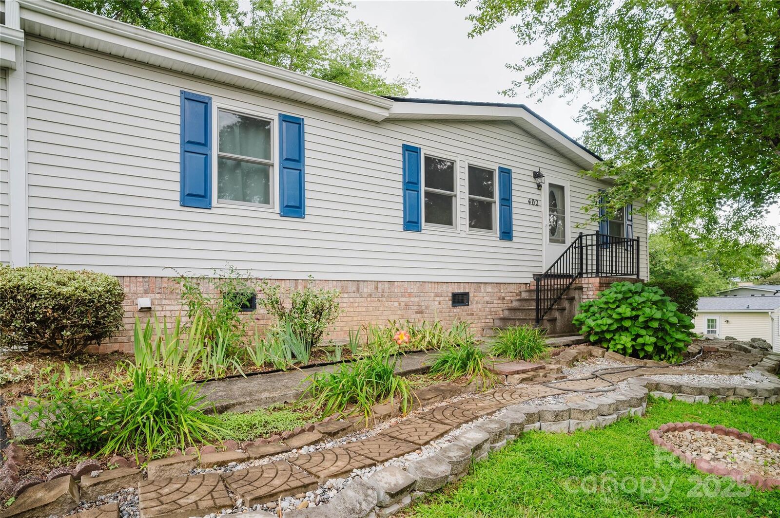 Property Photo: 402 Deerfield Court NC 28792