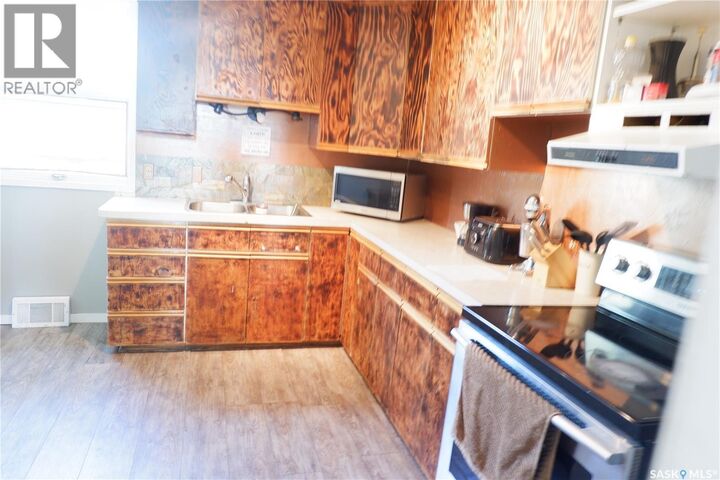 Property Photo:  305 1st Street E  SK S0H 3G0 