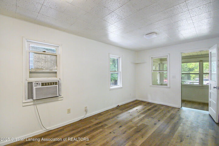 Property Photo: 727 S Magnolia Avenue MI 48912