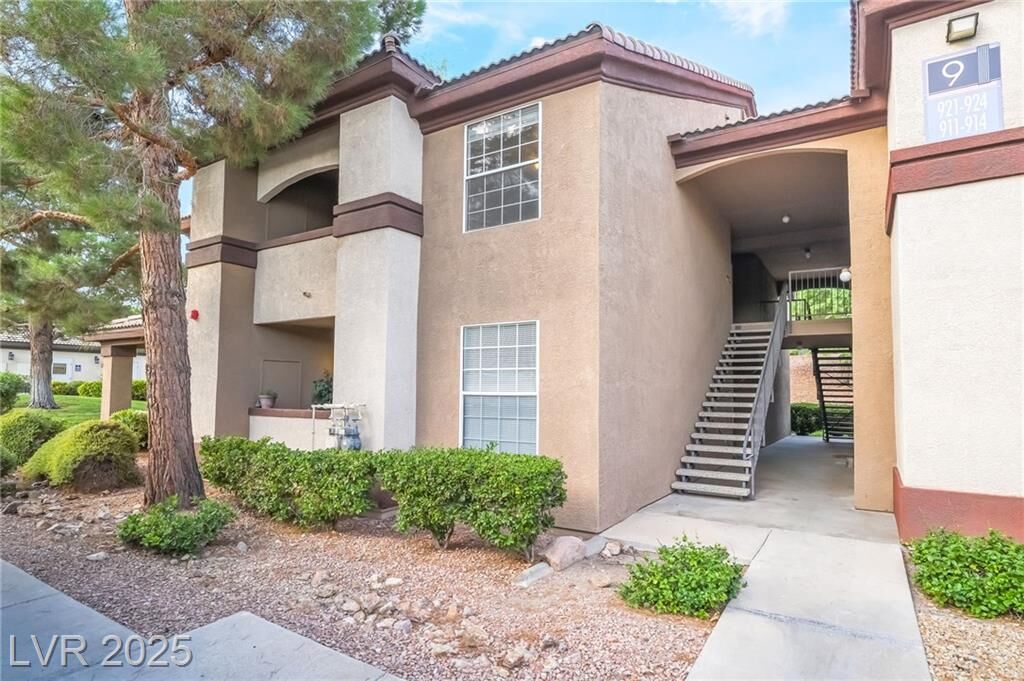 Property Photo: 231 West Horizon Ridge Parkway 921 NV 89012