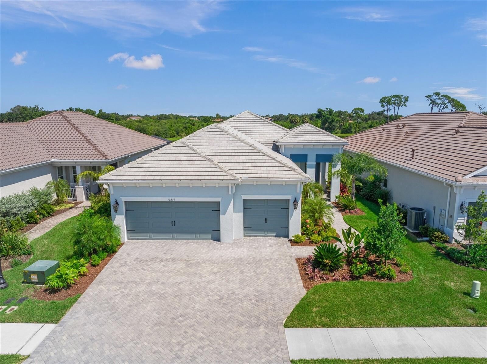 Property Photo: 10257 Canaveral Circle FL 34241