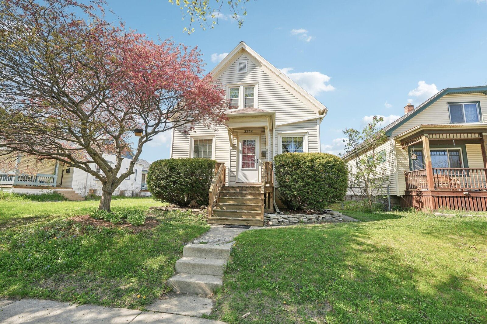 Property Photo:  2232 E Eden Pl  WI 53235 