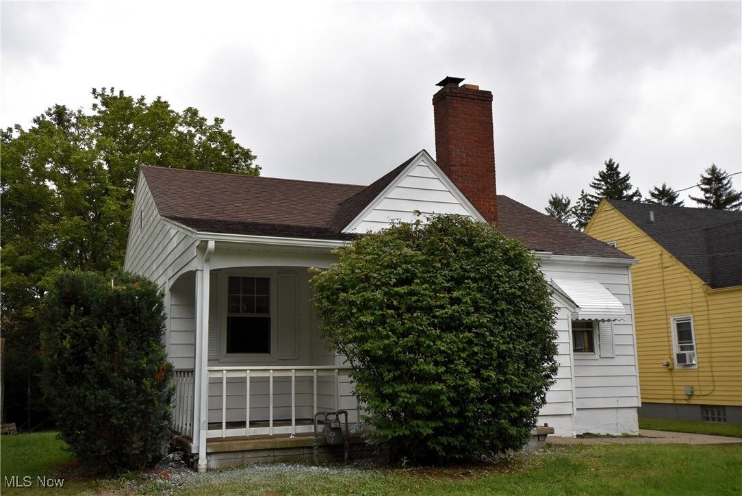 Property Photo: 105 S Hazelwood Avenue OH 44509