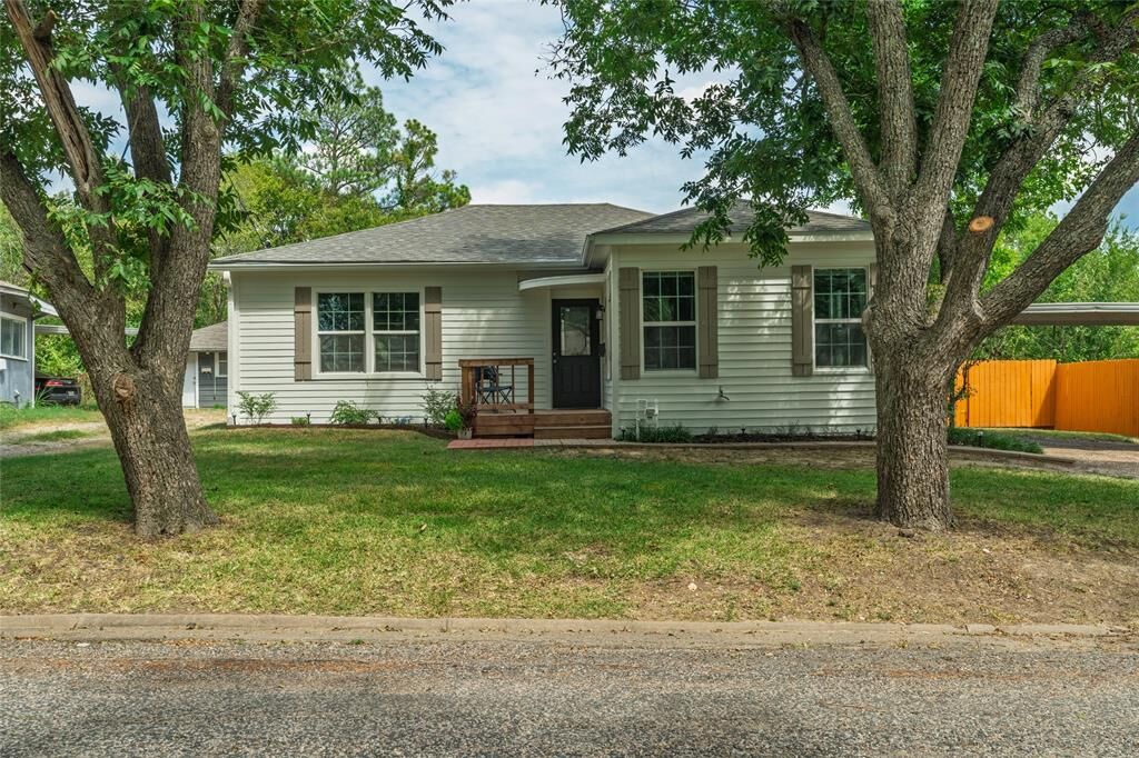 Property Photo: 1210 Earl Street TX 75428