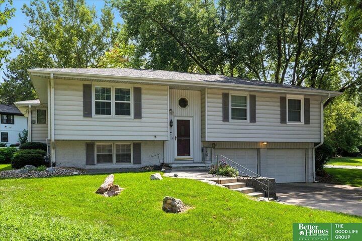 Property Photo: 101 N Kings Circle NE 68005