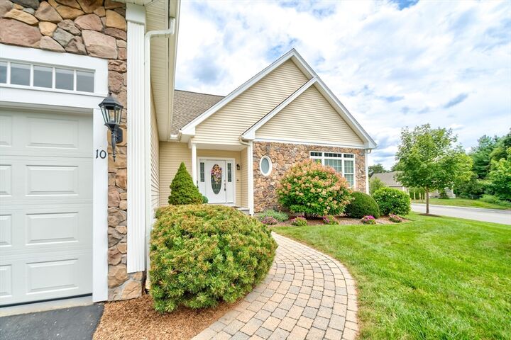 Property Photo:  10 Dunrobin Cir 10  MA 01844 
