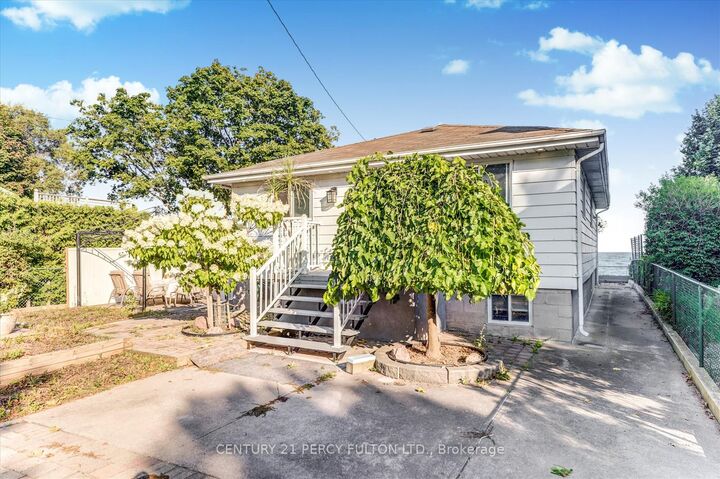 Photo de la propriété:  135 Cedar Crest Beach Road  ON L1C 3K3