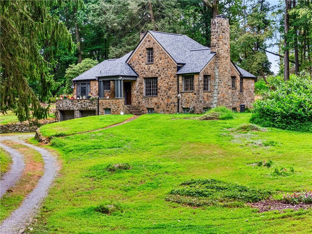 Property Photo:  2501 Oakwood Rd  PA 15116 