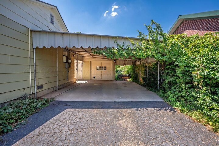 Property Photo: 304 S Sheridan TX 79036