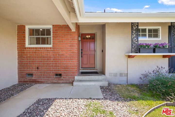 Property Photo: 872 La Grange Ave CA 91320