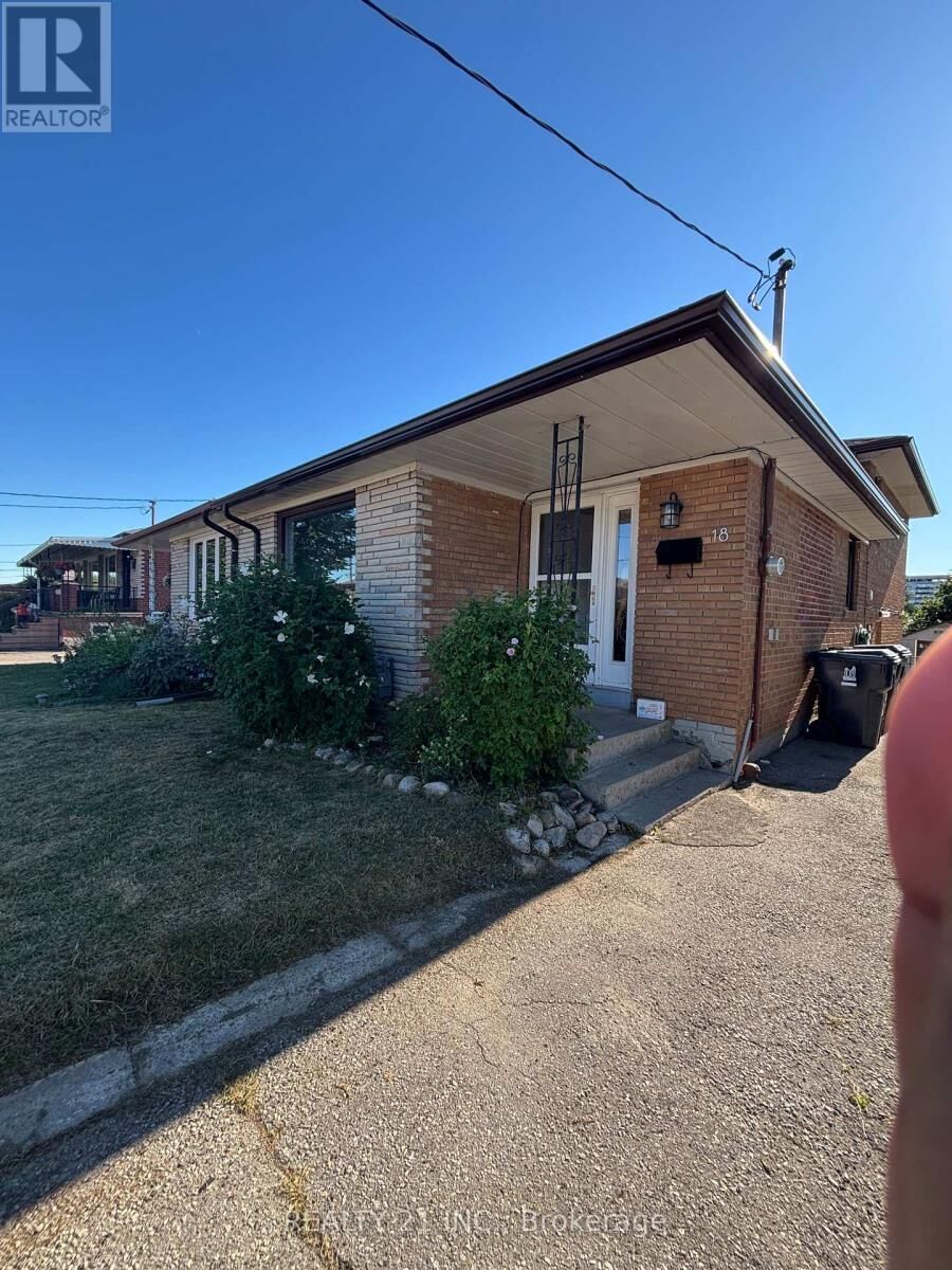 Photo de la propriété: 18 Whitbread Crescent ON M3L 2A7