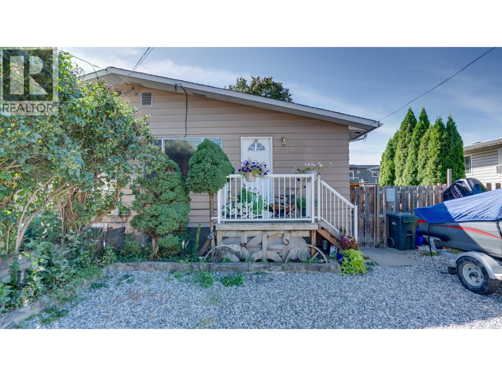 Photo de la propriété:  3303 Belaire Drive  BC V0E 1B4 