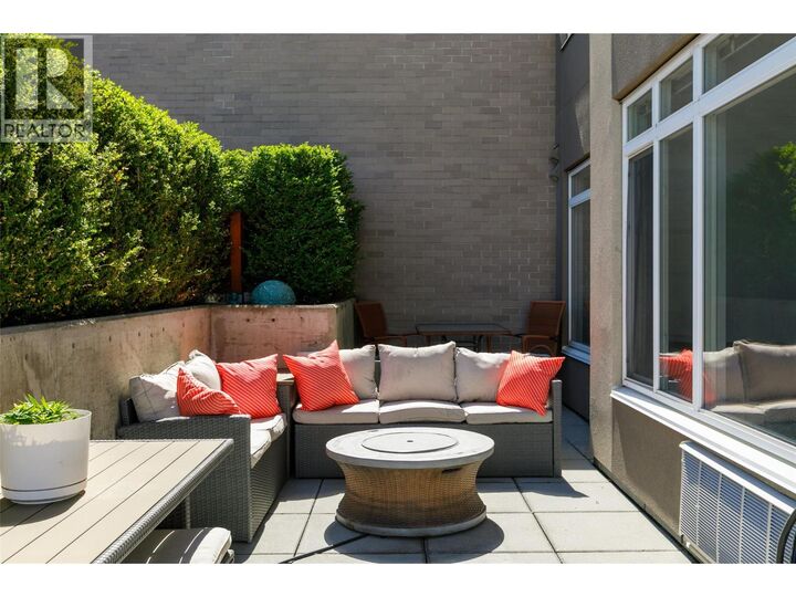 Property Photo: 1550 Dickson Avenue 110 BC V1Y 9Y8