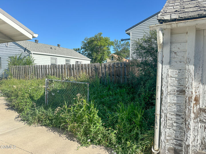 Property Photo: 905 6th Avenue SE ND 58401
